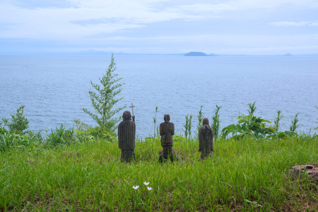 原城跡に佇む海を見つめる3体の石像