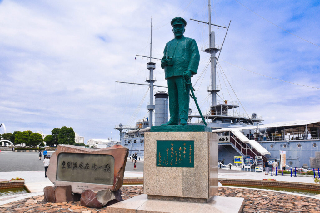 日露戦争を勝利に導いた立役者の1人である東郷平八郎の銅像