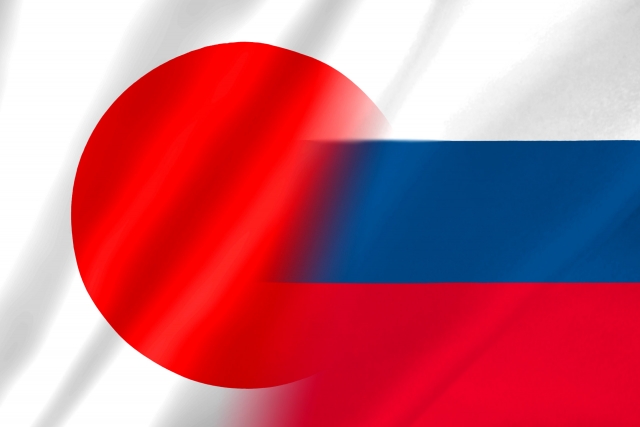 日本とロシアの対立をイメージさせる国旗写真