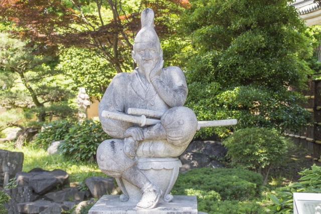 三方ヶ原の戦いの敗戦を忘れないようにと徳川家康が描かせたとされるしかみ姿の銅像