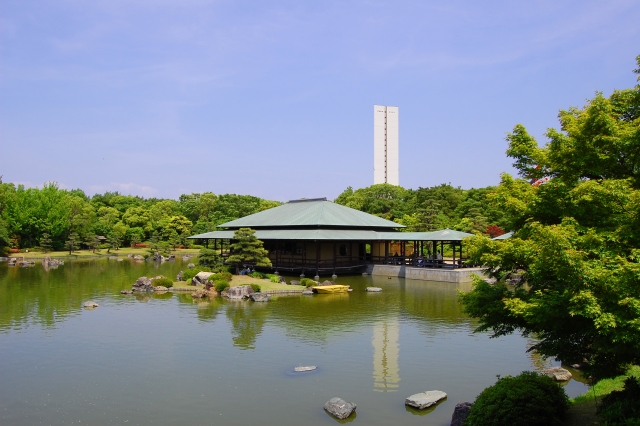 池、日本庭園、茶室があり、落ち着いた雰囲気が漂う大仙公園の写真