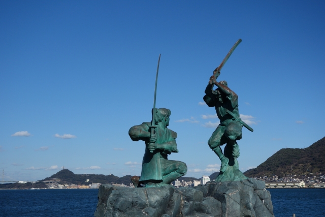 巌流島(船島)にある、宮本武蔵と佐々木小次郎の決闘をしているイメージを伝える像の写真