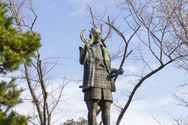 浜松城にある若き日の徳川家康の銅像