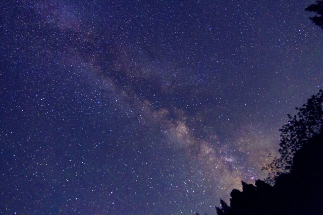 流れ星と天の川を見ながら立花道雪の名言を回想しているイメージ写真