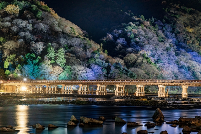 漫画「花の慶次」で有名に！かぶきもので人気の前田慶次の名言を京都にある嵐山の花灯路がライトアップされた場所で想像しているイメージ写真