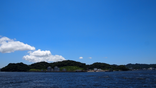 海軍大学校に入学し砲術を学んでいた当時の鈴木貫太郎が海を見ていたイメージ写真