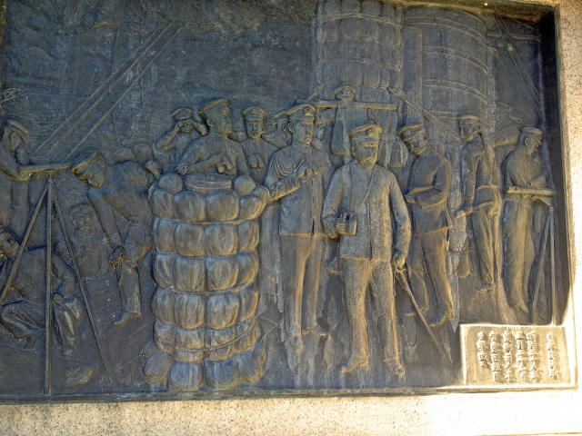 秋山真之が所属した当時の海軍の活躍をイメージさせる靖国神社にある大石灯籠レリーフ