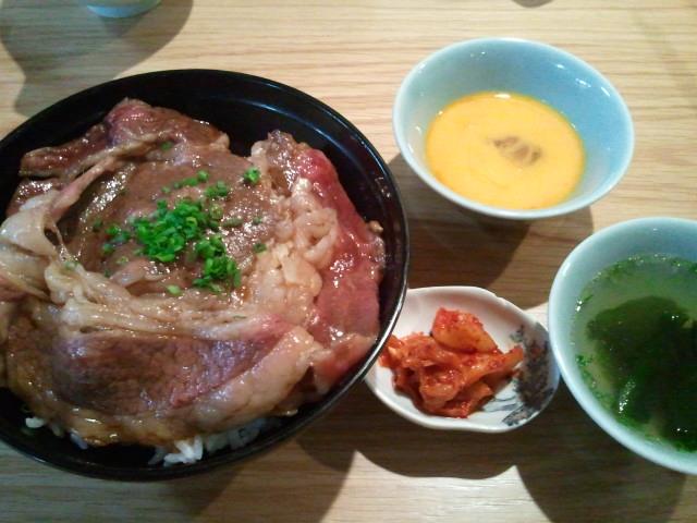 福岡にある、博多炊き餃子池ぽんというお店の牛丼の写真