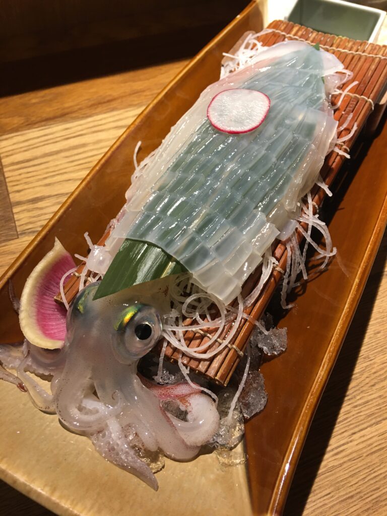 玄海の活魚と糸島直送の食「博多居酒屋どげん海」というお店のイカの活き造りの写真