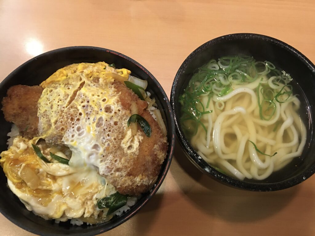 福岡にある、まことうどんというお店のカツ丼定食の写真