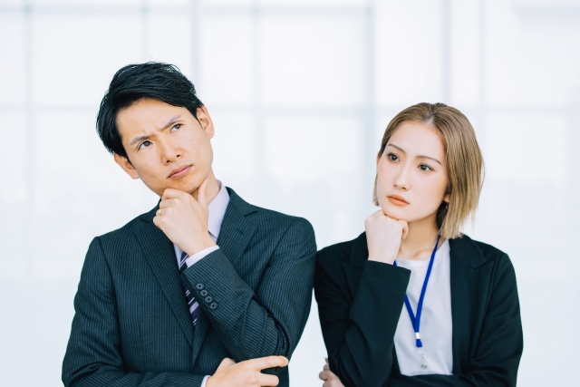 効果的なアプローチリストの作りが分からず、不安な表情の新人の営業職の男女