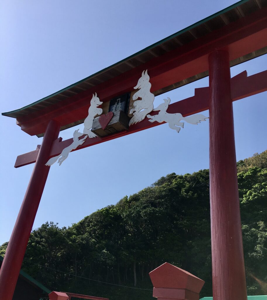 山口県長門市の元乃隅神社にある、地上から約5メートルの高さにある賽銭箱の写真